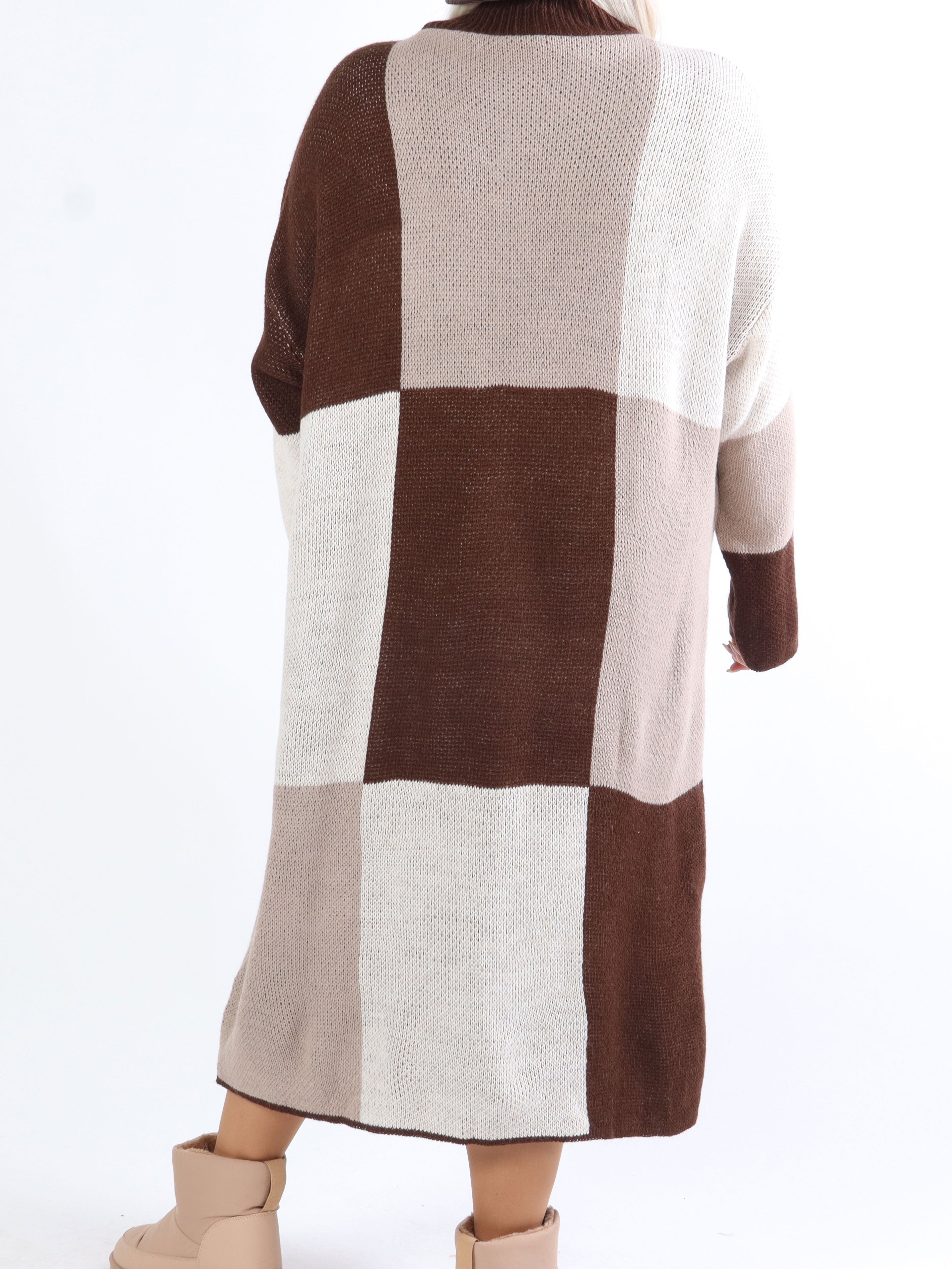 Malika - Rutig plus size stickad klänning med rullhals